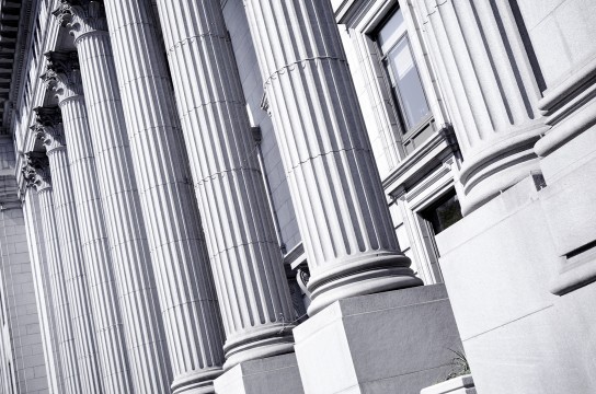 façade d'une institution gouvernementale avec colonnes grecques